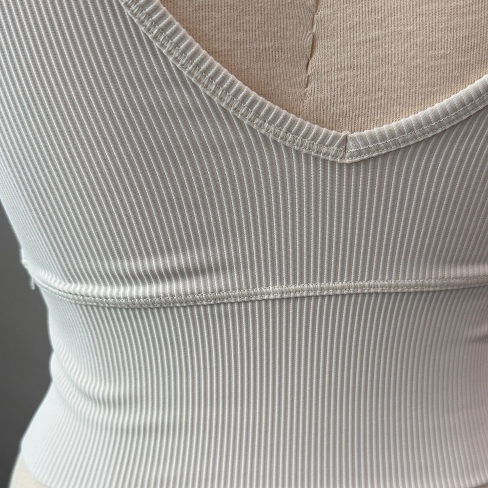 Lululemon Power Pivot Tank. Excellent condition. size 4. Cream - Picture 4 of 5